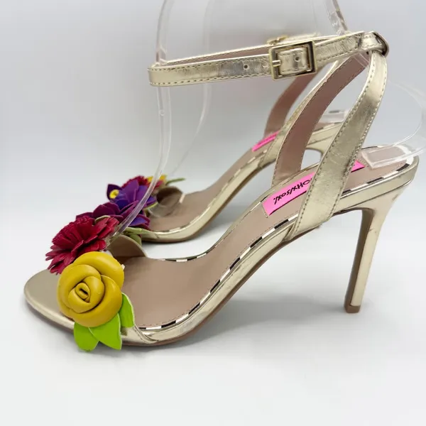Betsey Johnson Fluer Sandals Heels Flower embellished Size 7.5 Gold Metallic - Image 5