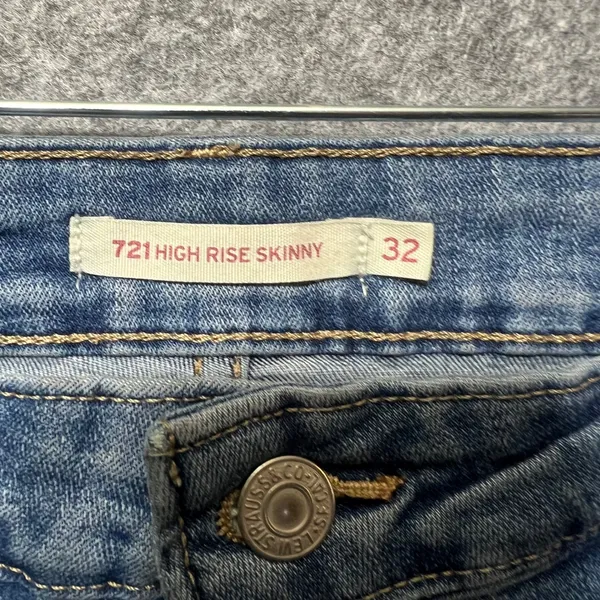 Levi's 721 High Rise Skinny‎ Jeans 32 Distressed Denim Blue Light Wash - Image 6