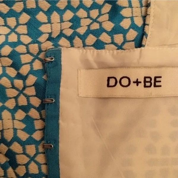 DO+BE NWOT blue and white patterned fitted crop top ccs - Image 2
