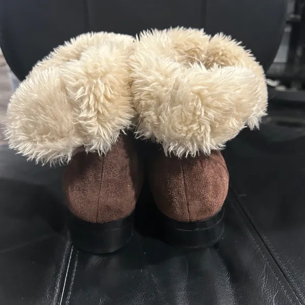 Ellen Tracy Brown Suede Boots with Faux Fur Trim - Image 4