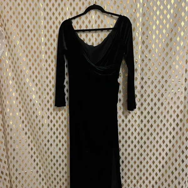 Goth Black velvet evening gown dress with thigh slit long sleeve size L - Image 3