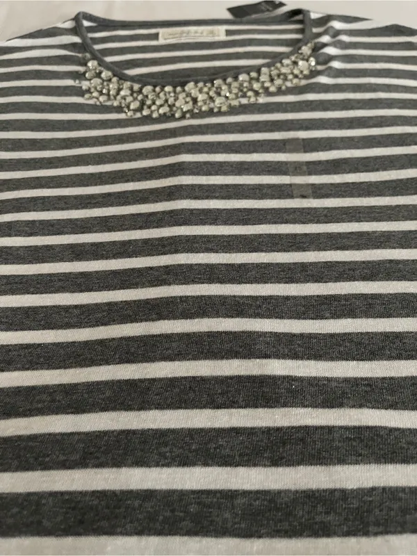 NWT Abercrombie & Fitch Grey & White Striped Crystal Embellished Top XS - Image 5