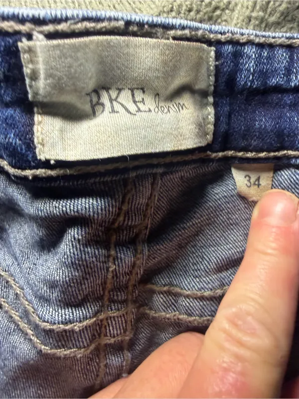 BKE Payton Distressed denim shorts 34. - Image 5
