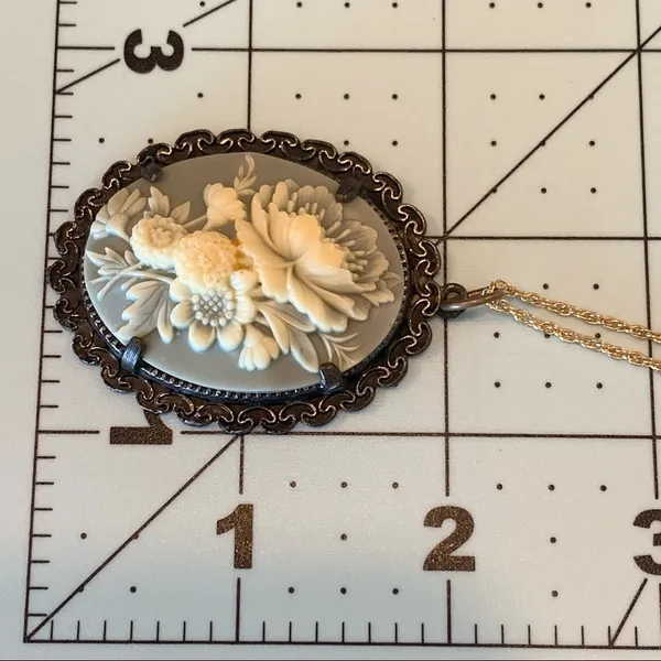 Vintage Floral Cameo Pendant Necklace - Image 5