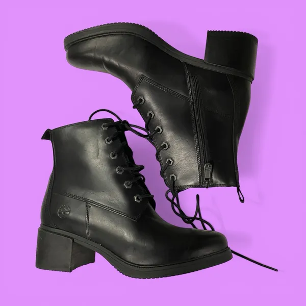 Cute clean lace up Timberland black leather boots 2” block heel classic street - Image 3