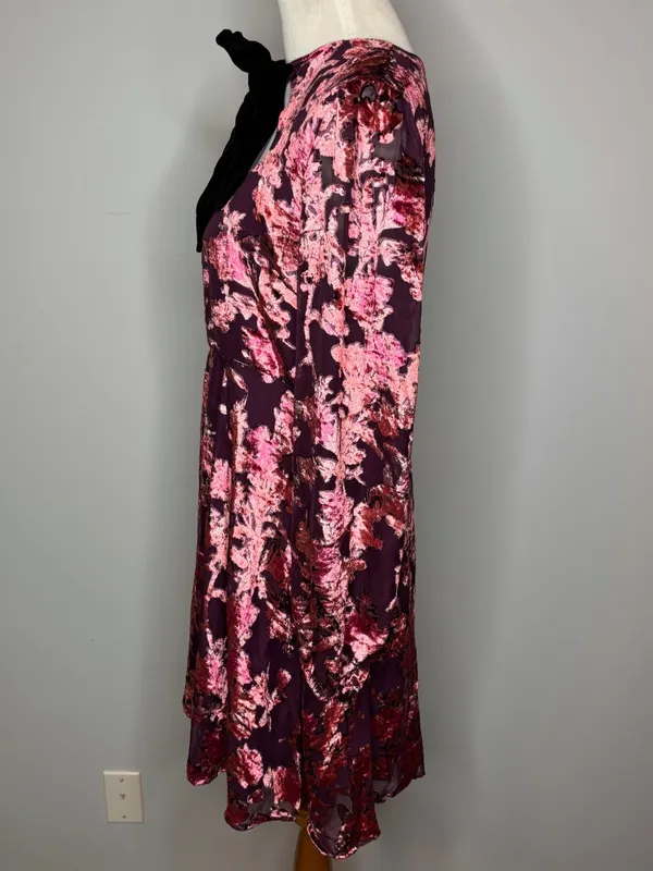 Hope & Ivy - Red The Dolly Devore Velvet Skater Dress With Ribbon Tie Neck - Image 2