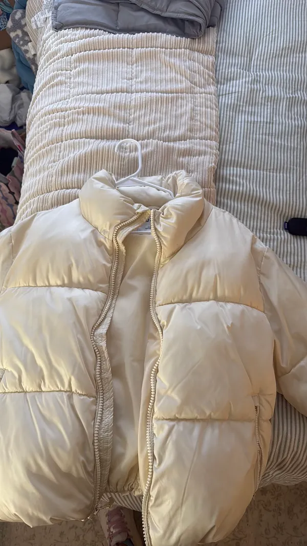Old Navy Cream Puffer Jacket - Image 3