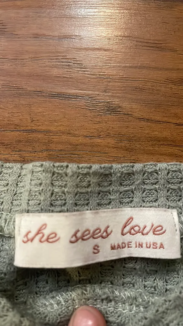 Top she sees love Gray - Image 2