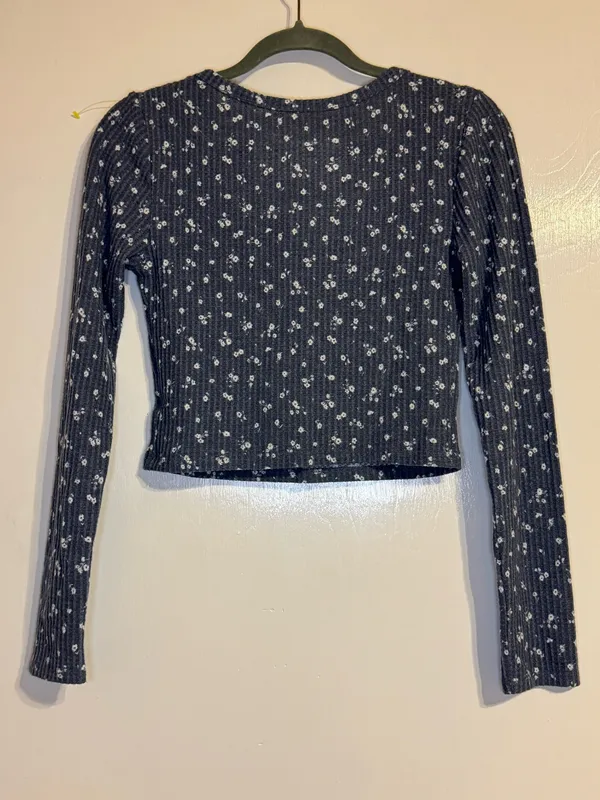 Aeropostale Junior's Soft Blue Floral Shrunken Tee Long Sleeve- Medium - Image 4