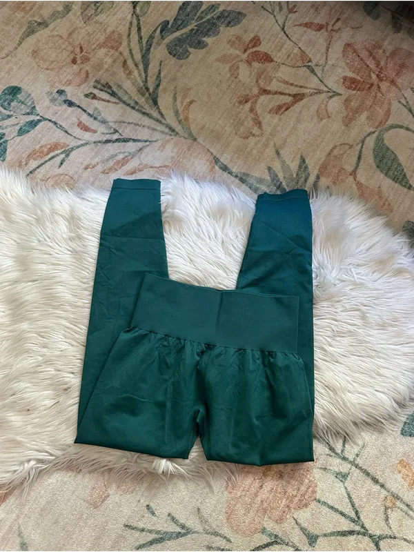 NVGTN Solid Seamless Leggings In Emerald - Image 4