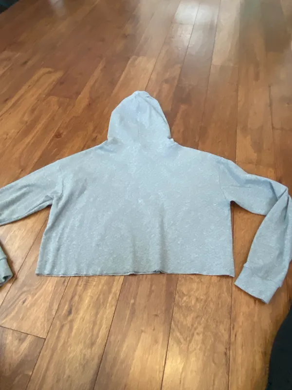 Like new! Worn once!   size Medium crop top. - Image 2