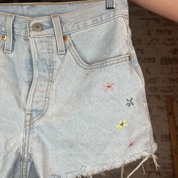 Levi’s | women denim shorts with embroidered flowers - Image 8
