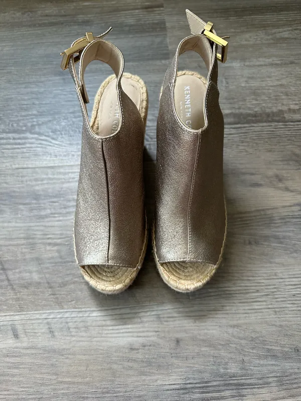 Kenneth Cole Heels Wedge Gold Size 6.5 - Image 3
