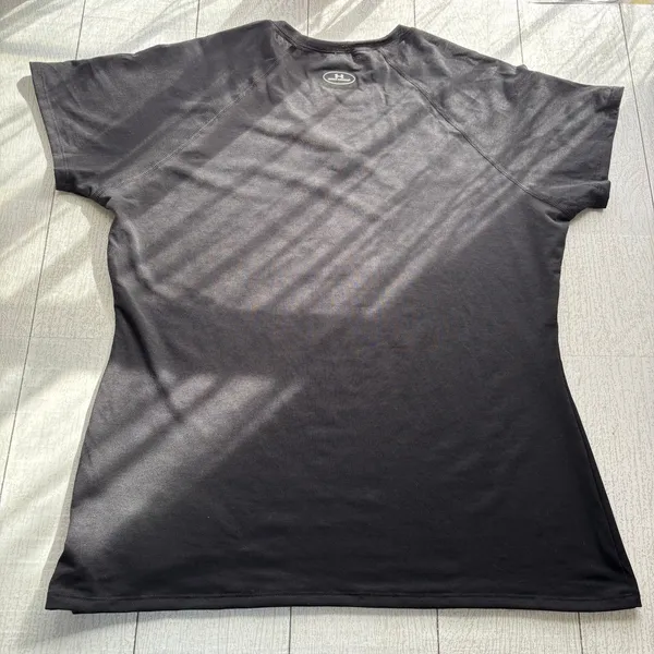 Under Armour Tech HeatGear Black V-Neck T-Shirt Large NWT - Image 7