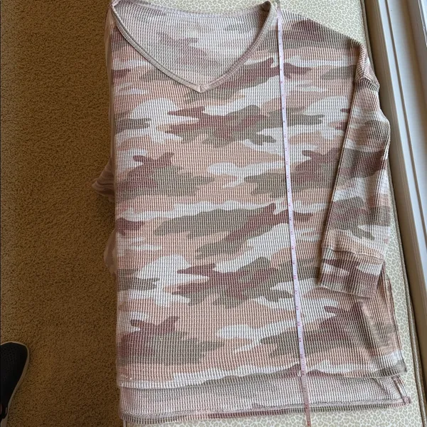 American Eagle Long Sleeve Oversized Peach/Nude Camo Waffle V Neck Top size XL - Image 8