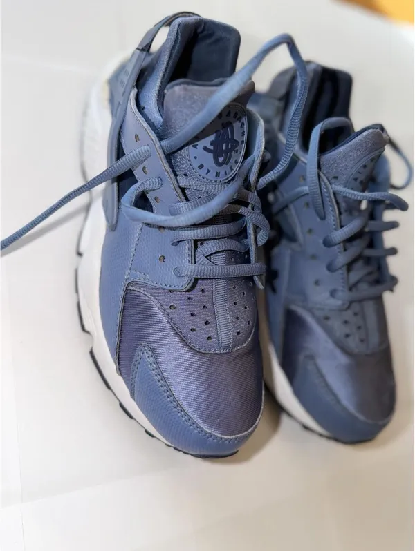 Size 8 US Women’s huarache - navy blue And White - Image 3