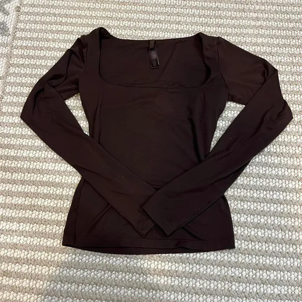 Skims Smooth Layers Square Neck Top in Espresso - Image 3