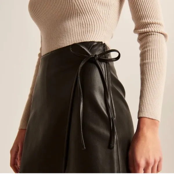 Abercrombie & Fitch Black Faux Leather Mini Skort Skirt Size‎ XXS - Image 3