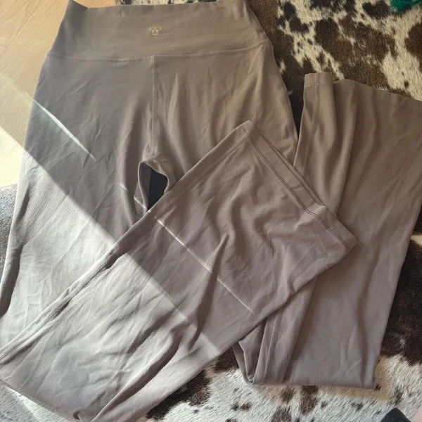 ARITZIA TNA Golden Wide Leg Cross Over‎ Leggings In Taupe Size 8 - Image 3