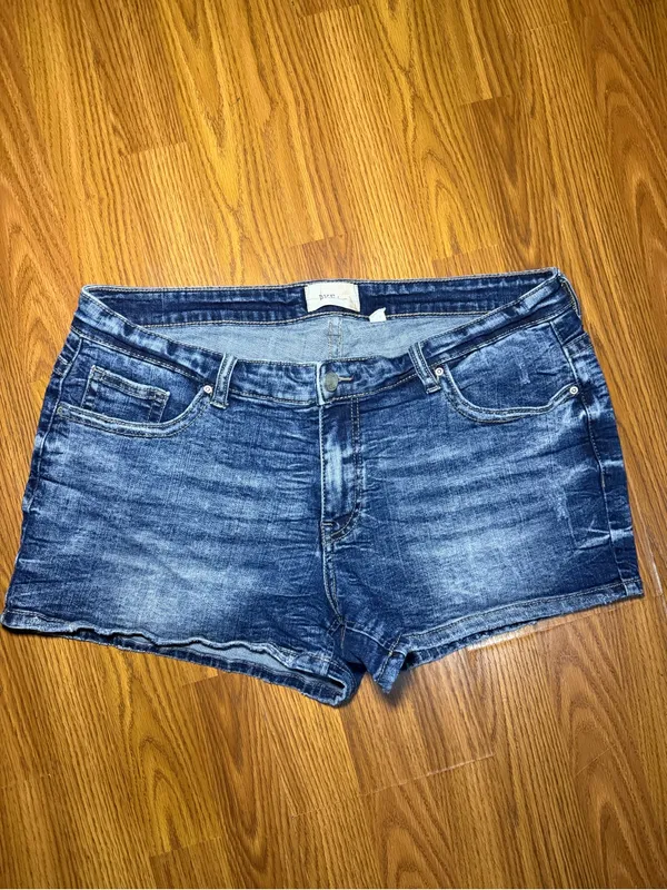 BKE Payton Distressed denim shorts 34. - Image 2