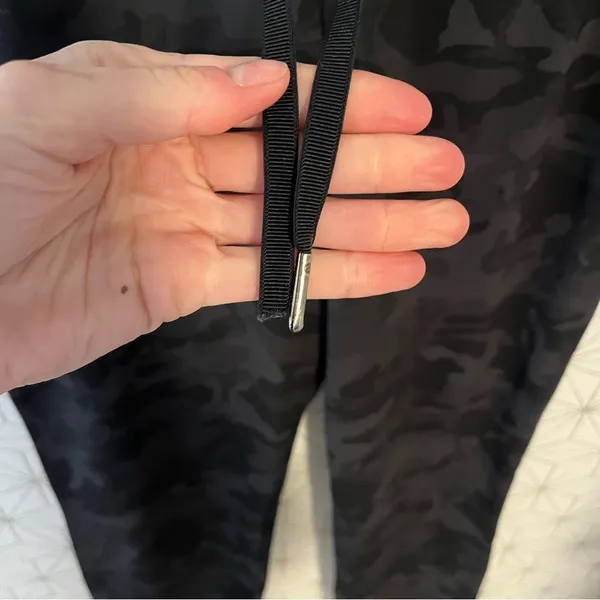 Lululemon On the Fly 7/8 Pant Black Camo - Image 2