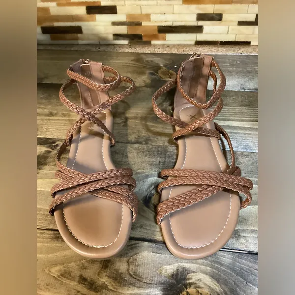X/appeal Kayla Strappy braided gladiator flats. Size 6. - Image 12