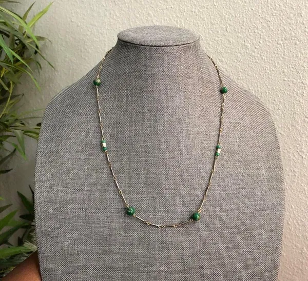 Classic Vintage 90s Green Emerald tone gold beaded metal chain necklace #boho #indie - Image 2