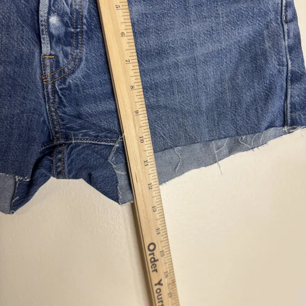 Levis 501 Shorts Womens 29 Blue Denim High Rise Button Fly Distressed Raw‎ Hem - Image 6