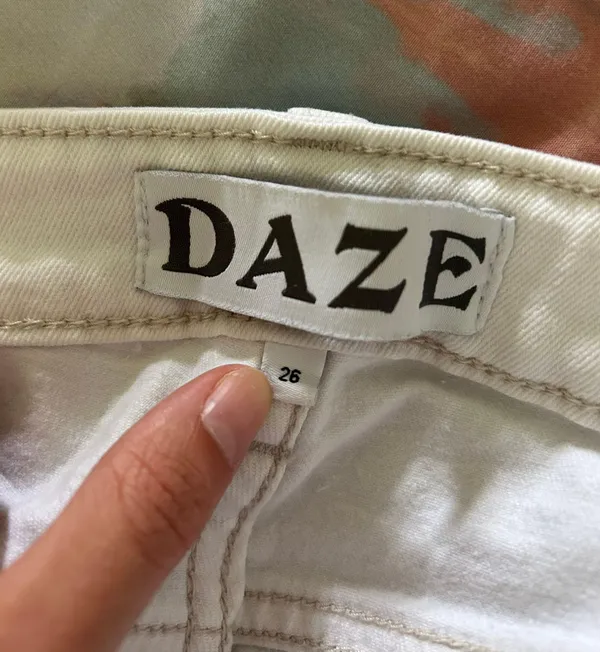 DAZE white jeans Size 25 - Image 2