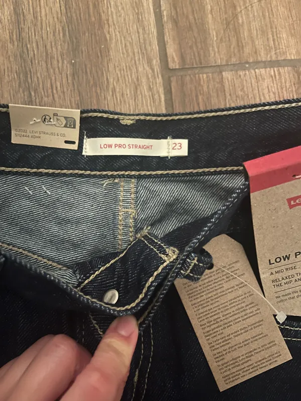 Levis low rise dark wash jeans - Image 6