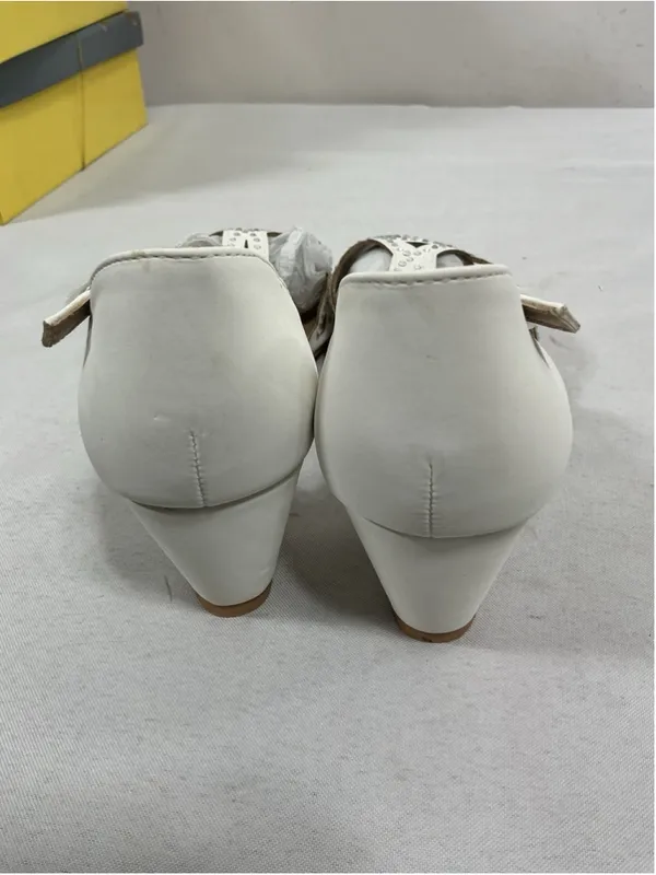 Womans New In Box Forever Link Blaze Strappy Wedge Sandals Size 7 White - Image 4