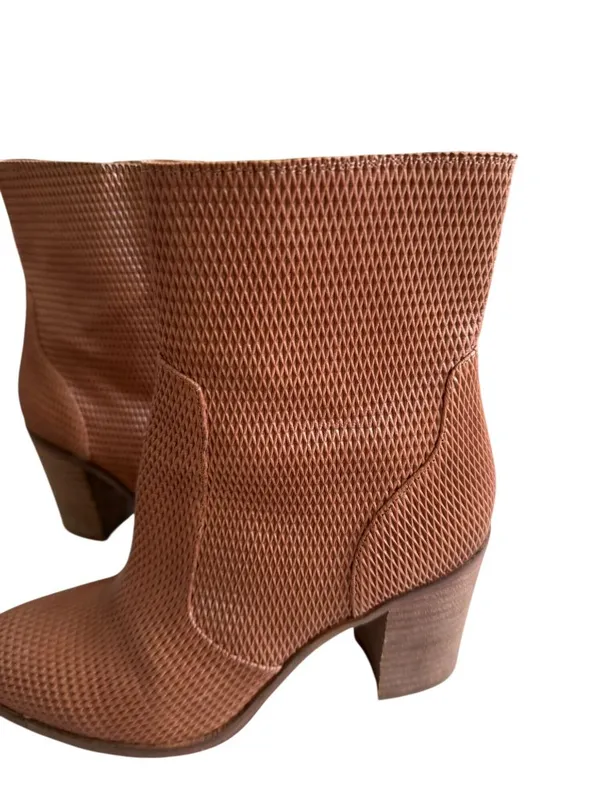 HINGE Brown Tan Textured Leather Heels Boots Size 8.5 - Image 2
