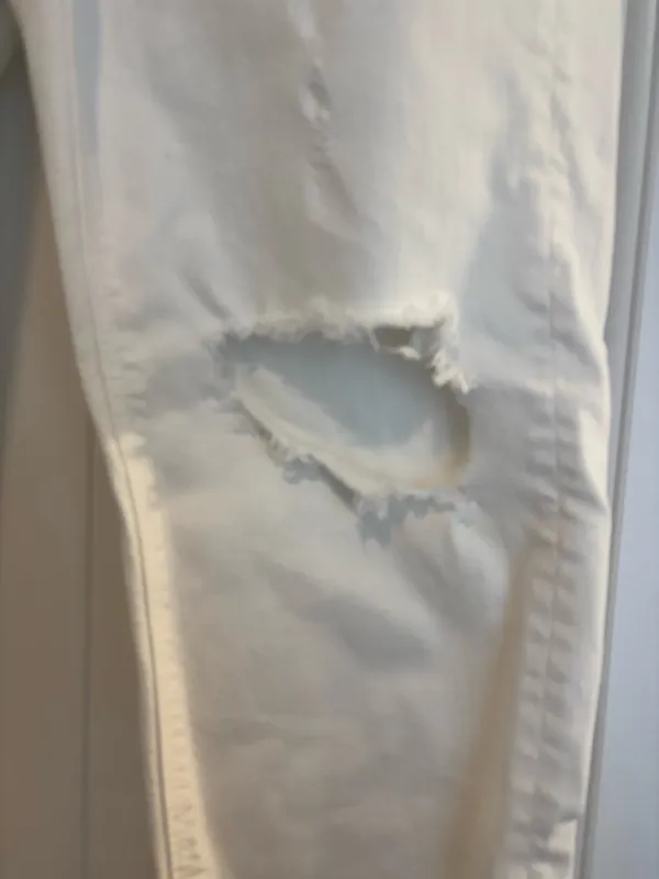 American Eagle Outfitters White Jeans Ripped - Image 3