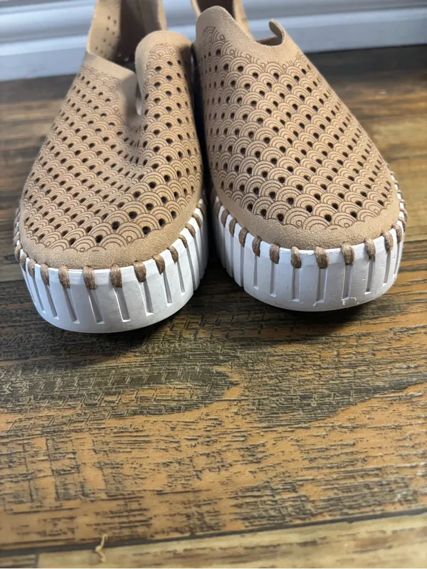 Women’s Slip-On Tulip Sneakers in Tan with White Platform size 36 - Image 8