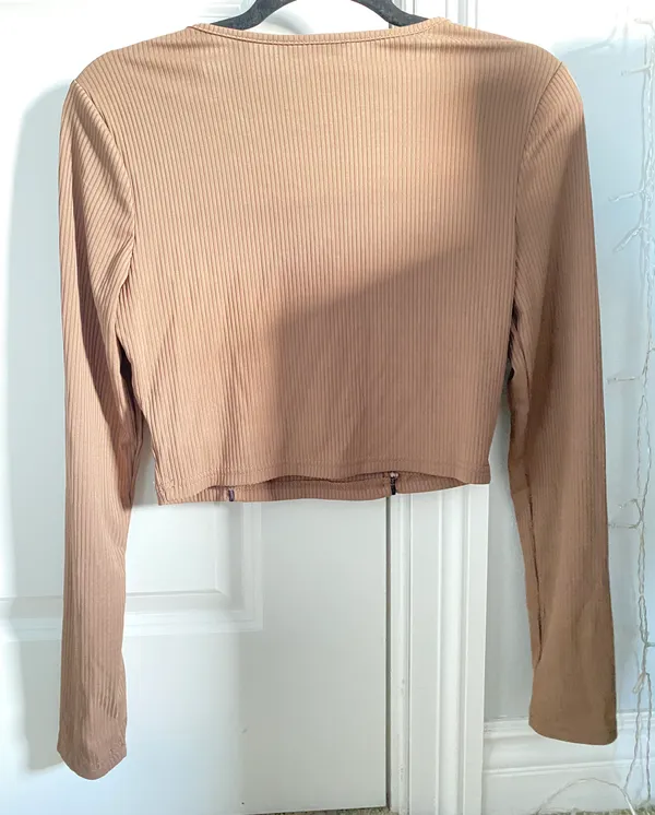 Long Sleeve Crop Top Size L - Image 3