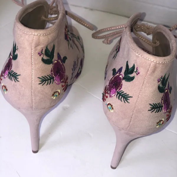 Betsey Johnson embroidered flowers caira heels - Image 6