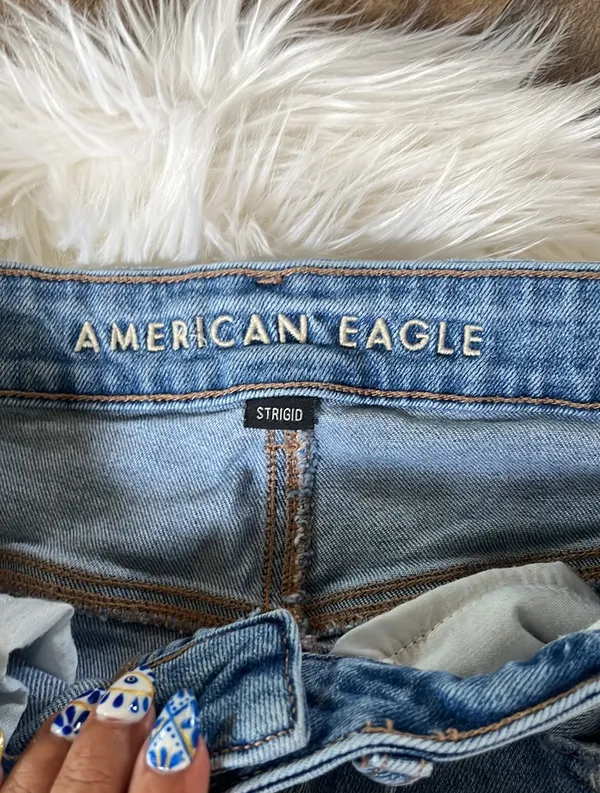 American Eagle Strigid Distressed Jeans size 8 - Image 2