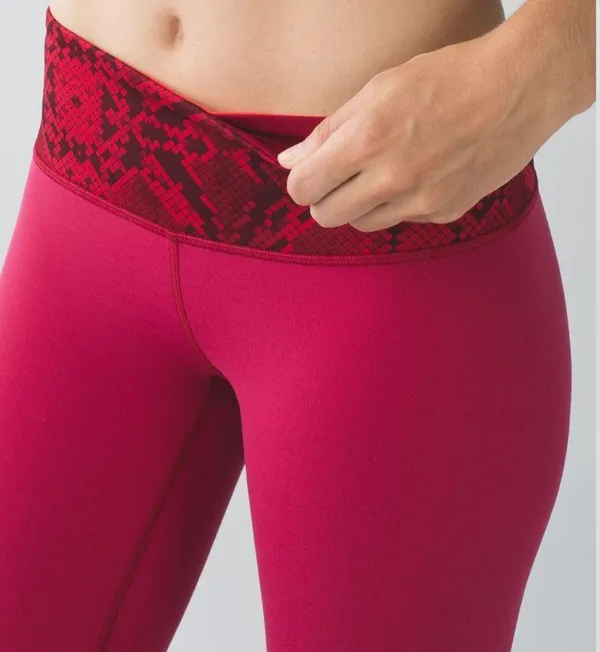 Lululemon Wunder Under Crop III *Reversible Cranberry / Alarming Sz 4 - Image 2