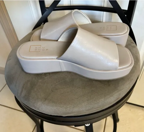 NWOB Size 9 Shu shop beige Lourdes 2” wedge slide sandals. Retail 69.99 - Image 4