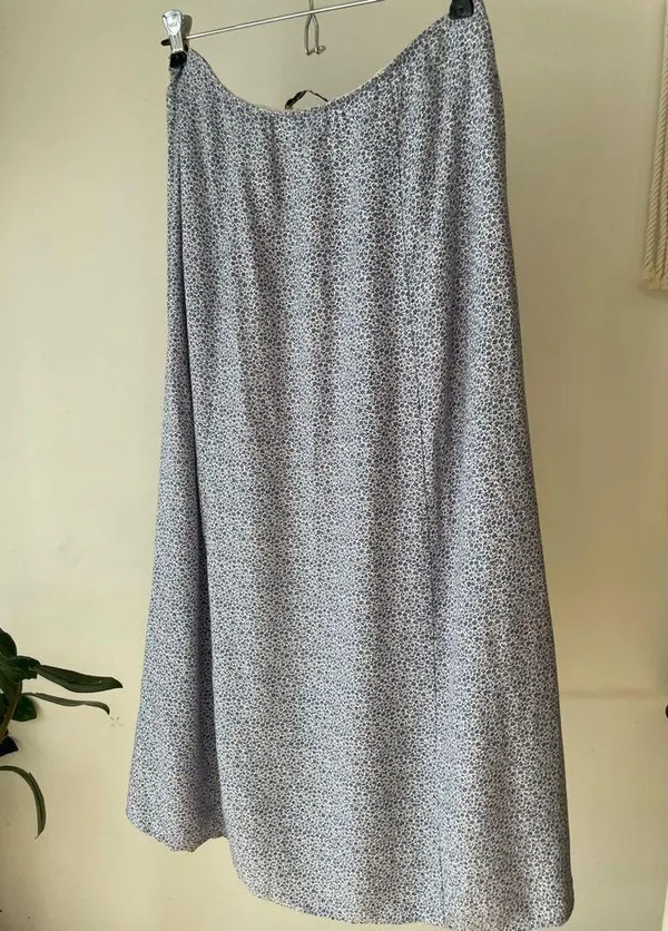 Abercrombie & Fitch Blue and White Floral Skirt - Image 4