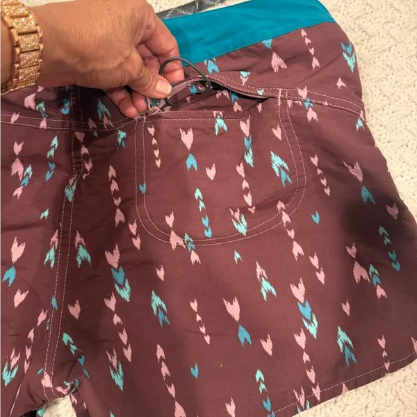 Patagonia Women’s size 12 Maroon and Teal Patterned Shorts - Image 5