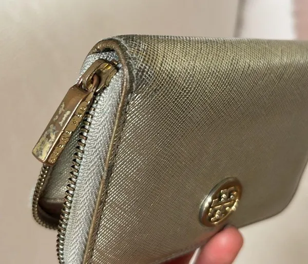 Tory Burch wallet flaws noted and minor stains. - Image 5