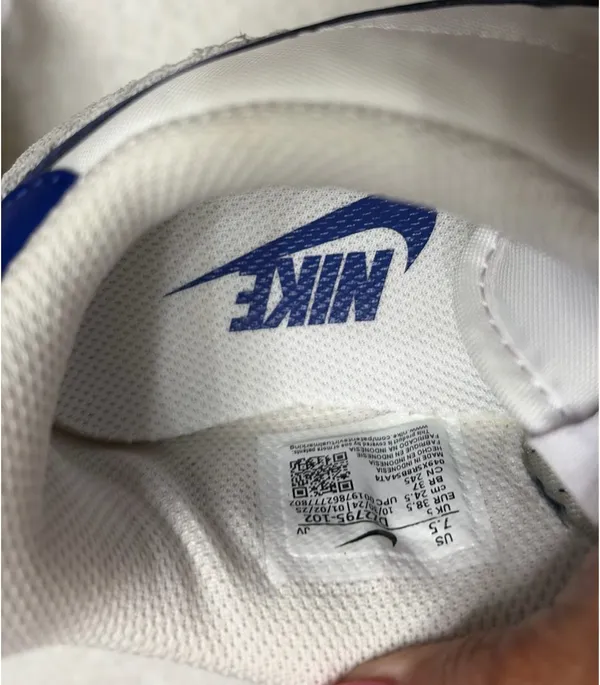 Nike Women’s Sneakers - Image 2