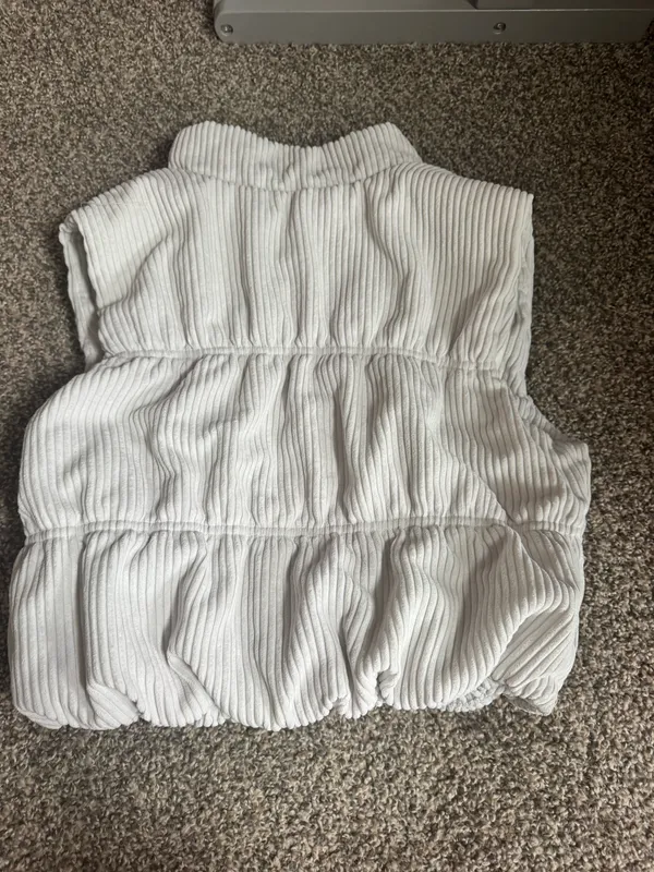Francesca's White Ribbed Puffer Vest with Zip Front & Pockets - Image 3