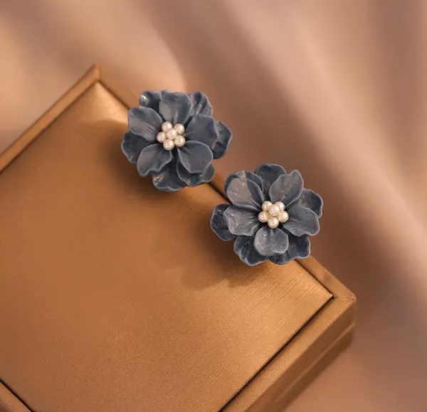 Paparazzi Blue flower ear clips - Image 2