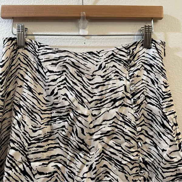 ZARA Womens Zebra Print Satin Mid-Rise Mini Skort Size M Black and White - Image 4