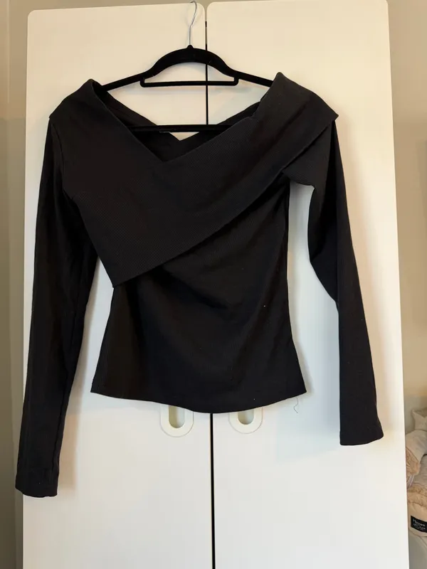 Black long sleeve top Size M - Image 2