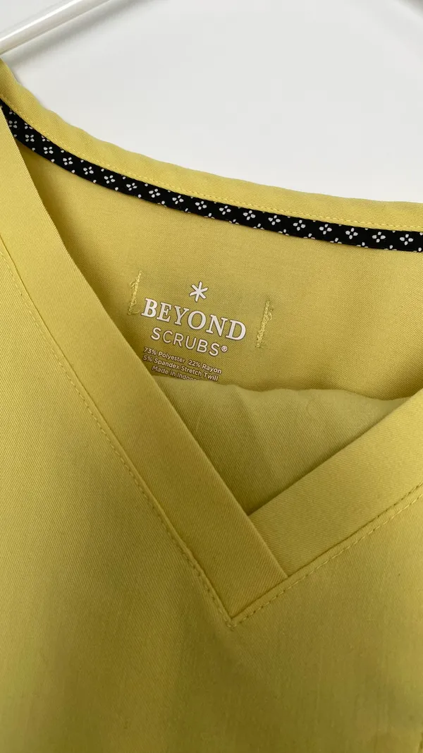 Beyond Scrubs Scrub Set Yellow Size M - Image 4