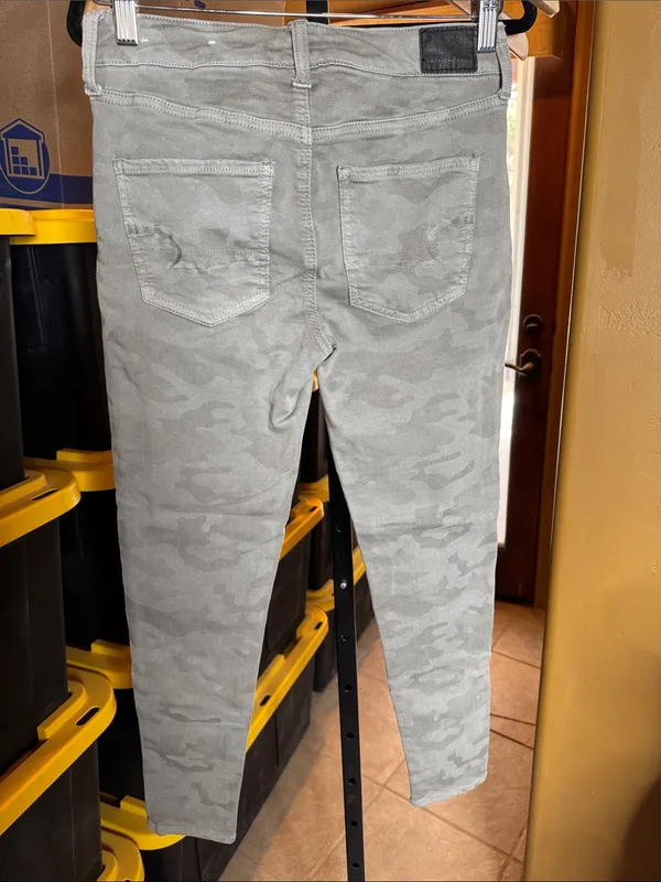 American Eagle Light Gray Camo Hi-Rise Jeggings Size 4 Short - Image 4