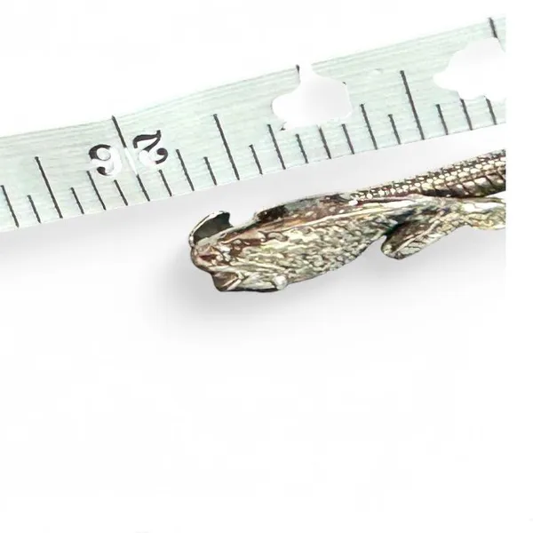 silver-tone belt with two fish heads that connect at the center. - Image 4